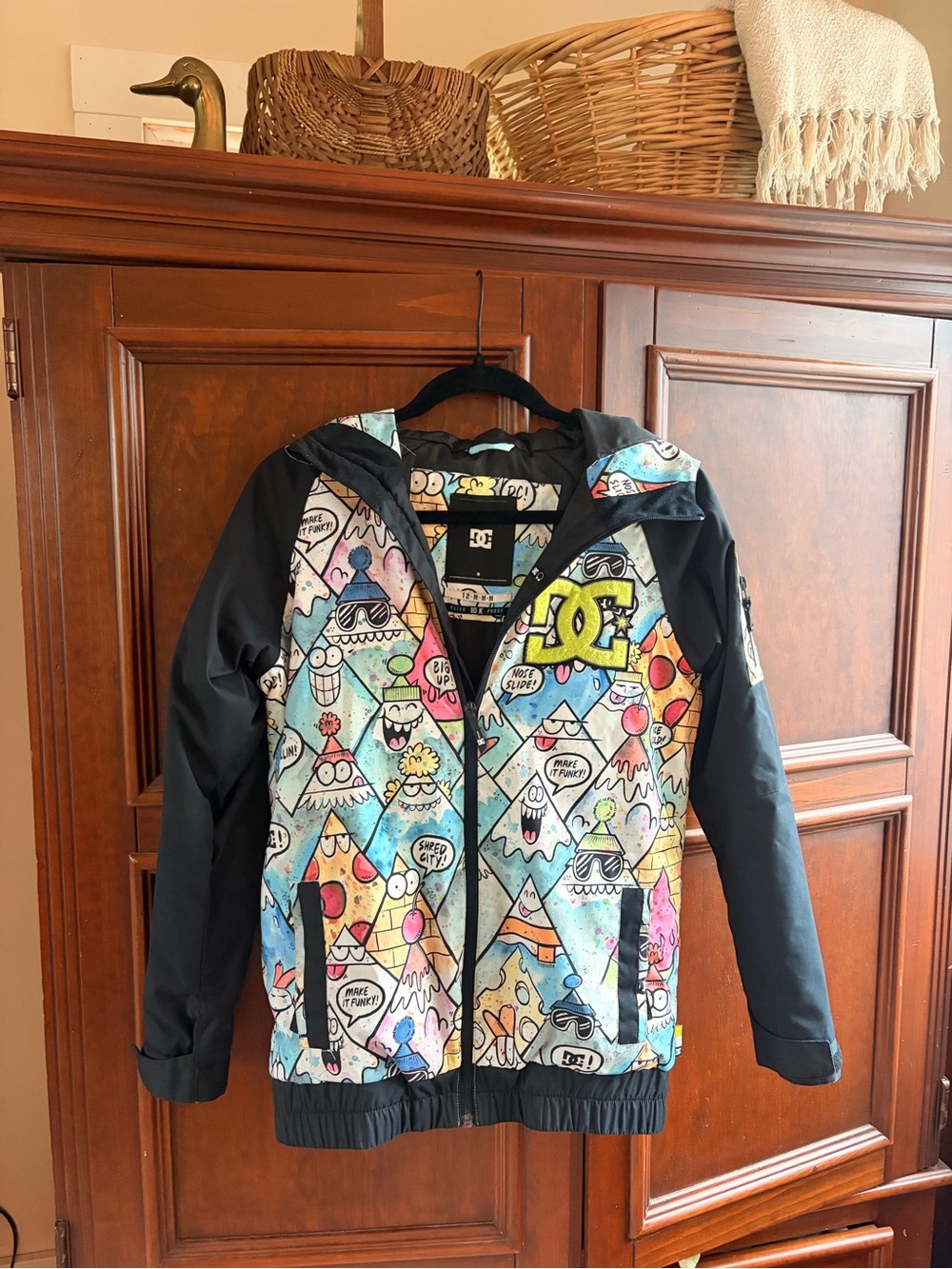 DC Kids Black Sleeve Hooded snowboard Jacket with Y2K Mountain Print